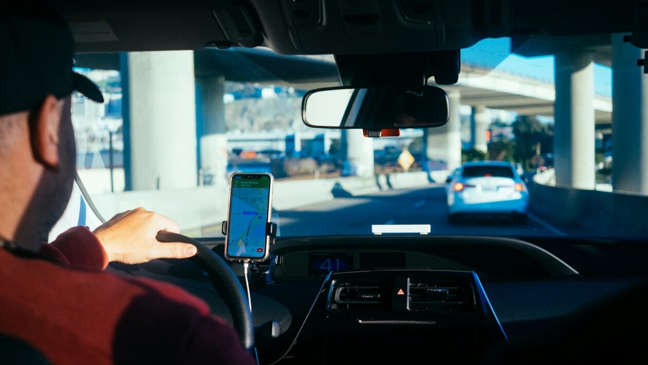 motorista dirigindo valor do Uber do Aeroporto de Maceió até Ponta Verde