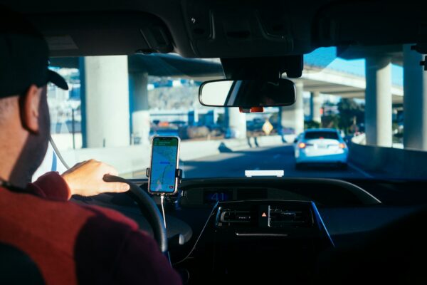 motorista dirigindo valor do Uber do Aeroporto de Maceió até Ponta Verde